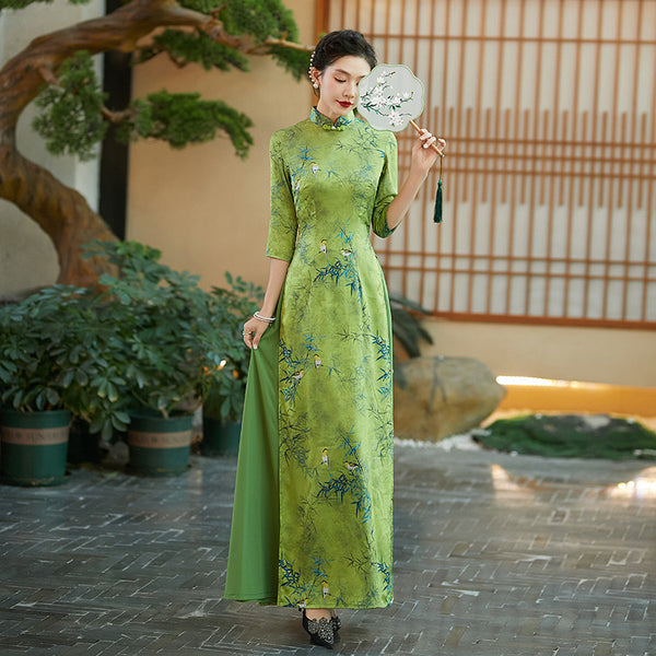 Traditionelles chinesisches Kleid, knielanges Cheongsam, hellgrünes Ao Dai, Blumenmuster, Stehkragen
