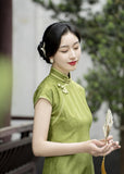 Kostenlose Änderung, traditionelles chinesisches Qipao-Kleid, Cheongsam aus Maulbeerseide, hellblaue Farbe