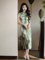Traditionelles chinesisches Kleid, knielanges Cheongsam, hellgrünes Qipao, Blumenmuster, Stehkragen