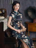 Traditionelles chinesisches Kleid, langes Cheongsam, Seiden-Qipao, Abendkleid, Ballkleid, schwarze Blumenfarbe, kurze Ärmel, Stehkragen