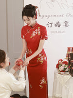 traditionelles chinesisches Kleid, chinesisches Cheongsam, Spitzen-Qipao, Hochzeits-Qipao, Hochzeitskleid, Brautkleid, Teezeremonie, Mandarinkragen