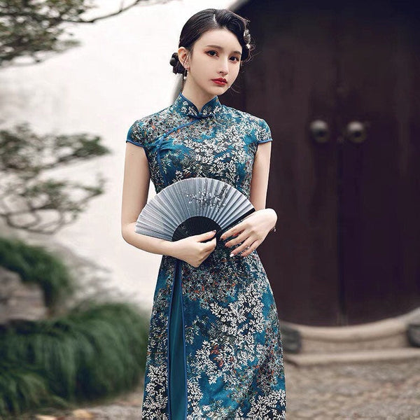 Traditionelles chinesisches Kleid, knielanger Cheongsam, Aodai Qipao, Blumenmuster, Stehkragen