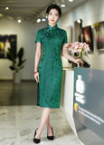 Kostenlose Änderung, traditionelles chinesisches Qipao-Kleid, Cheongsam aus Maulbeerseide, grünes Jacquard-Qipao, knielanges Kleid